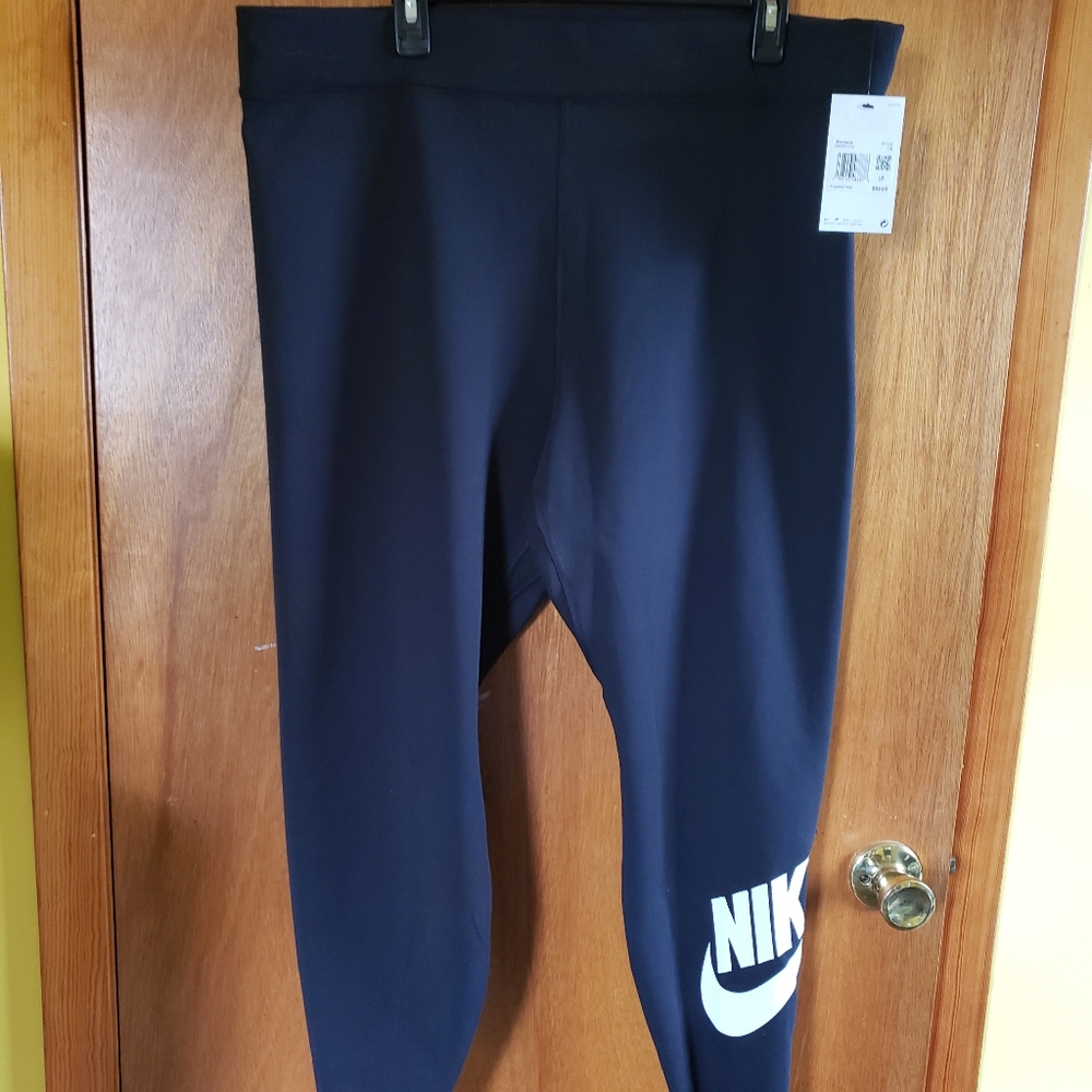 Nike Womens Bkack Leggings with White Logo Nwt Never Worn